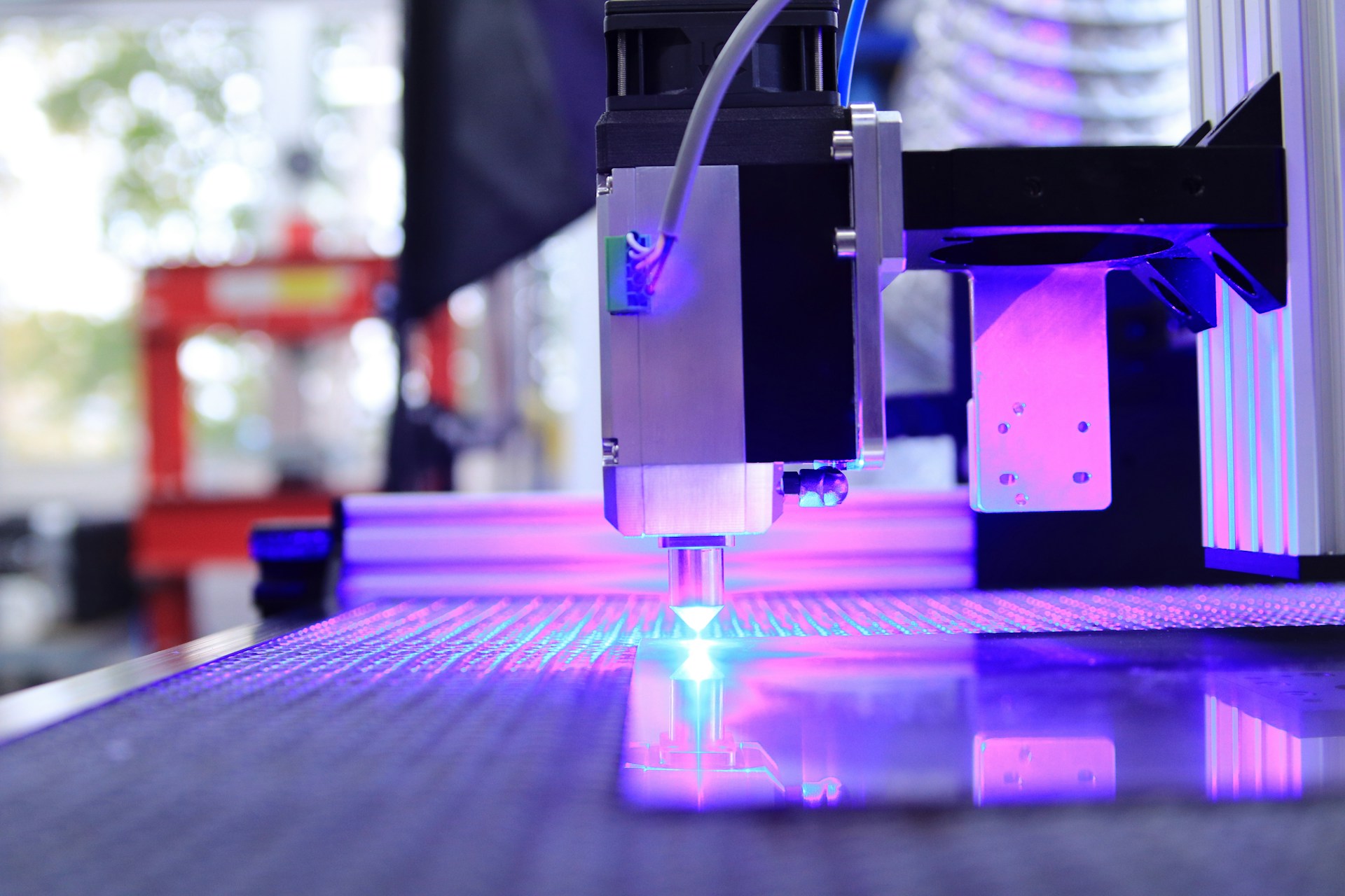 Laser machining head cutting material with purple light